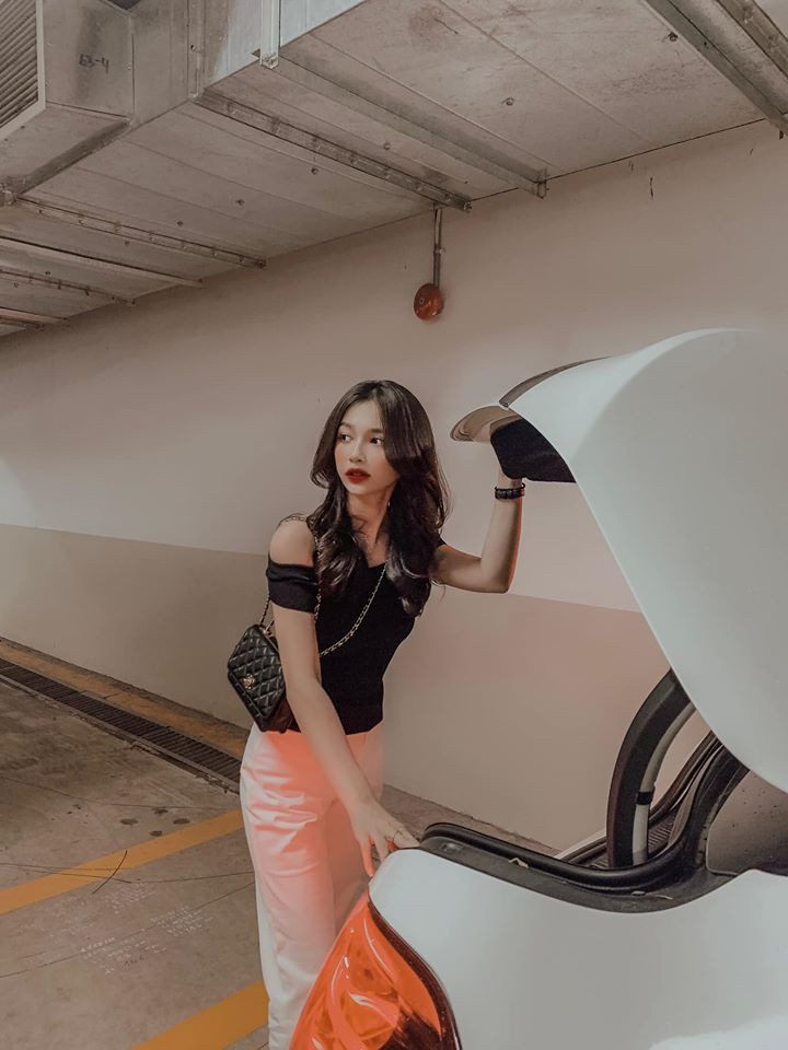 "Trong clip xinh thế kia mà bước ra búi kiểu tóc thấy mà chán", "Chương trình đổi hẳn makeup luôn đi. Nữ nào cũng đẹp thế kia mà cứ tạo kiểu tóc và makeup làm dìm luôn cái nhan sắc của người ta" hay "Kiểu tóc dìm nữ chính quá ạ!". Là những bình luận mà dân mạng để lại dưới trailer của trailer của tập 2 "Người ấy là ai" mùa 3.