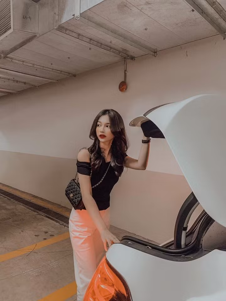 "Trong clip xinh thế kia mà bước ra búi kiểu tóc thấy mà chán", "Chương trình đổi hẳn makeup luôn đi. Nữ nào cũng đẹp thế kia mà cứ tạo kiểu tóc và makeup làm dìm luôn cái nhan sắc của người ta" hay "Kiểu tóc dìm nữ chính quá ạ!". Là những bình luận mà dân mạng để lại dưới trailer của trailer của tập 2 "Người ấy là ai" mùa 3.