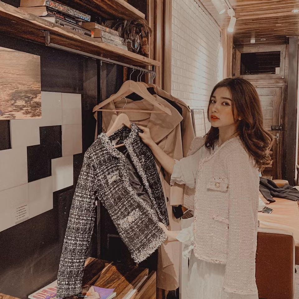 Không chỉ mở thương hiệu áo cưới riêng, Diễm Quỳnh còn là người mẫu ảnh.