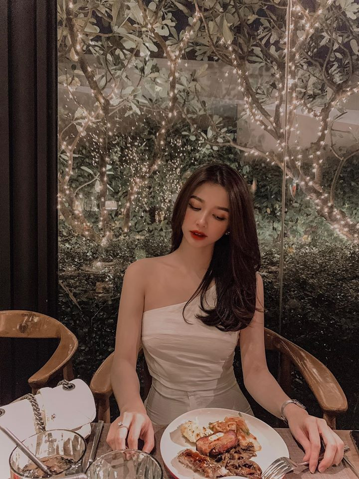 Đầu tiên, dân mạng cho rằng việc búi tóc khiến gương mặt của Diễm Quỳnh trở nên khá "quê". Bên cạnh đó, phần makeup của chương trình "Ngươi ấy là ai" cũng bị yêu cầu thay đổi khi dìm hàng nhân vật chính.