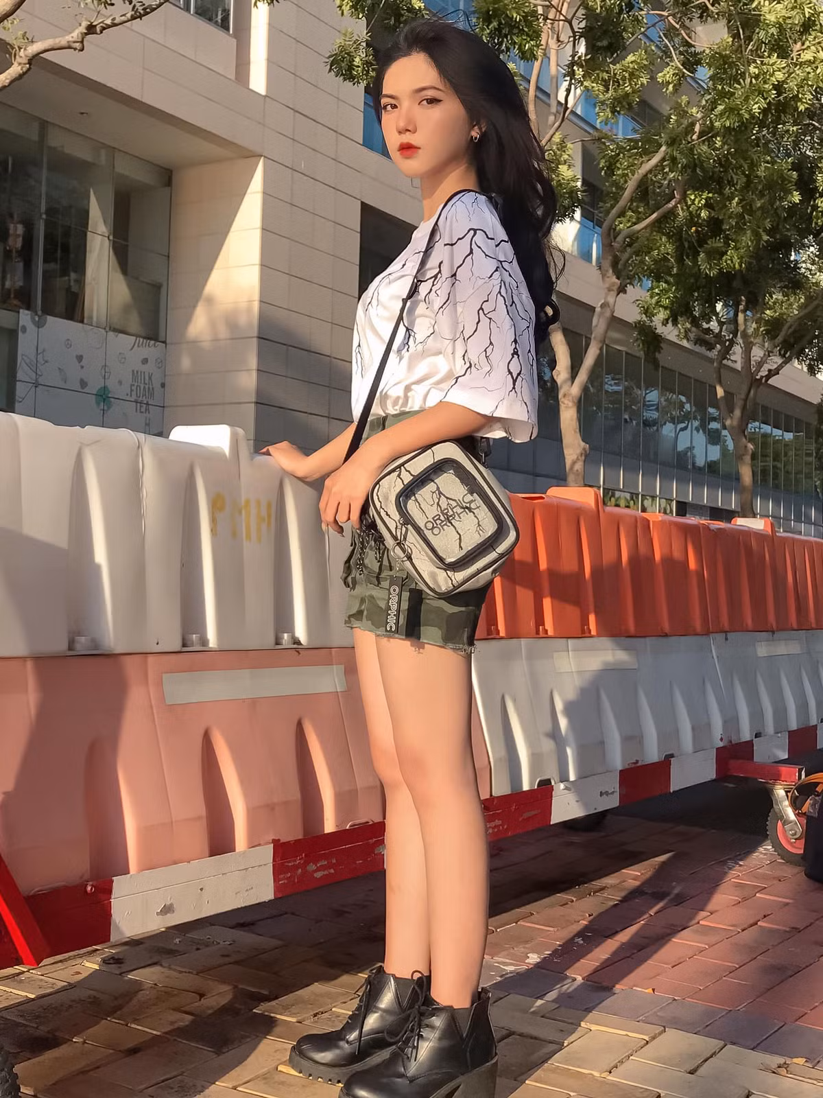 Đặc điểm khiến dân tình chú ý đến Hồng Khanh đó là luôn xuất hiện với thần thái lanh tanh. Tuy nhiên, với những nét hoàn hoàn trên gương mặt, chiếc mũi cao, viền môi hình trái tim, mắt hai mí rõ ràng và cặp lông mày rậm, hot girl Instagram 10X này được mệnh danh không góc chết.