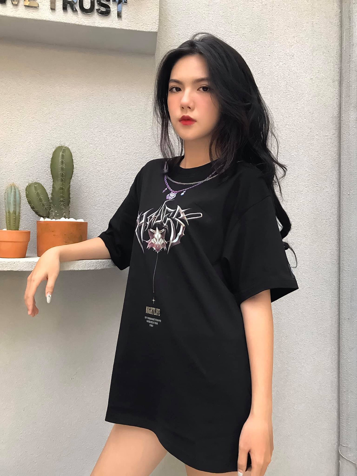  Hot girl Instagram - Hồng Khanh bắt đầu được chú ý khi cho đăng tải bức ảnh mặc áo dài mang giày sneaker được chia sẻ rộng rãi trên khắp các diễn đàn MXH.