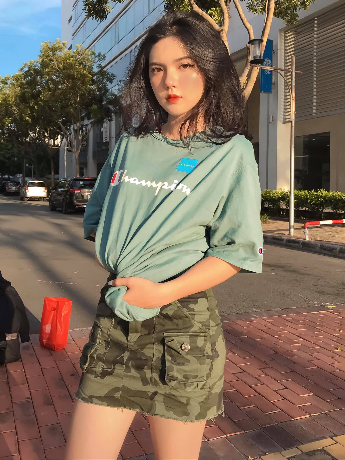 Cũng chính nhờ gương mặt "lạnh tanh" trên kèm với thân hình "đỉnh của đỉnh" với số đo các vòng đều đạt mức tiêu chuẩn, hot girl Hồng Khanh được các shop thời trang mời làm người mẫu ảnh, người mẫu sản phẩm.