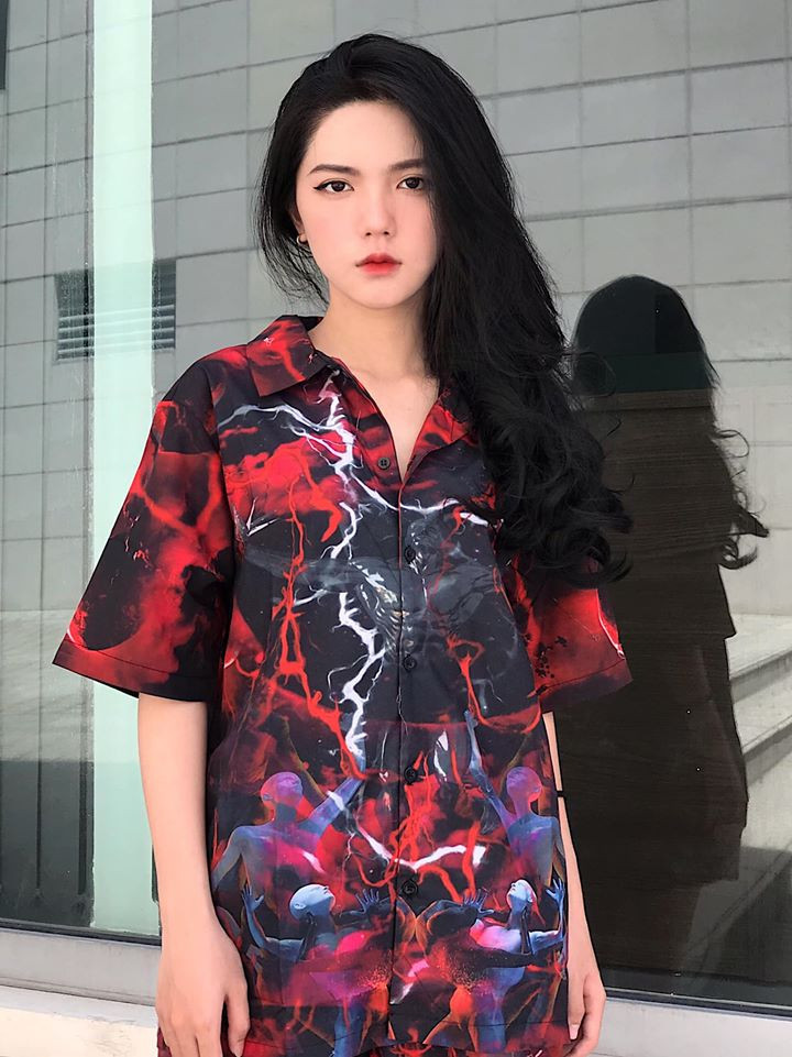 Giải thích thắc mắc của nhiều người, Hồng Khanh cho biết: "Gương mặt em là tự nhiên, dù chụp ảnh có dùng ứng dụng cho đẹp. Gia đình em cũng không có gen lai phương tây. Ban đầu người ta đồn đãi linh tinh về ngoại hình của em thì em cũng thấy buồn nhưng sau đó em bỏ ngoài tai".