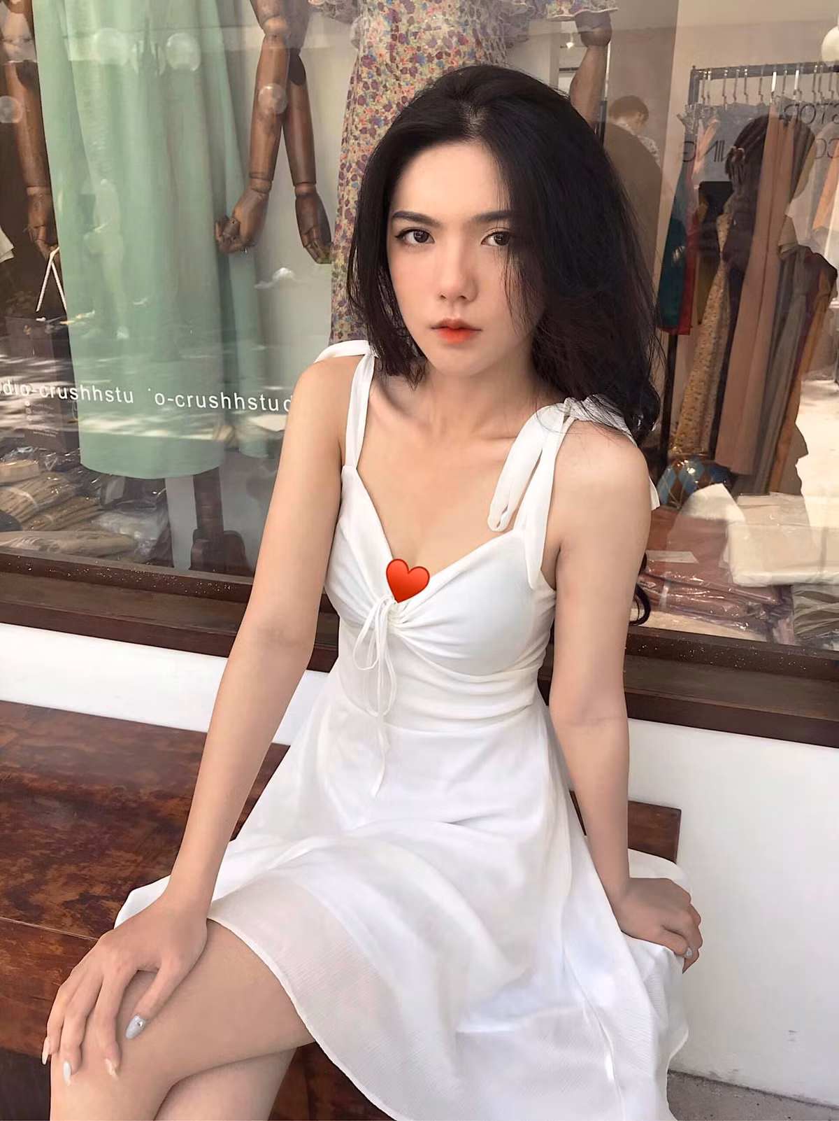 Nổi tiếng trên MXH lại còn xinh đẹp, Hồng Khanh vướng không ít lời đồn không hay về đời tư.