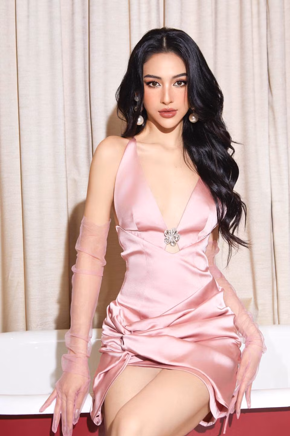 Wendy Thùy Nguyễn cấp tốc độ dáng để "xuất khẩu". Chia sẻ về kế hoạch tập luyện, cô nàng nói: "Kể khi từ ngày được bổ nhiệm đại diện Việt Nam tham gia đấu trường Miss Tourism Queen WorldWide 2023 thì tôi chỉ có 15 ngày để chuẩn bị cho tất cả mọi thứ nên việc giảm cân đối với tôi cũng khá là khắc nghiệt...