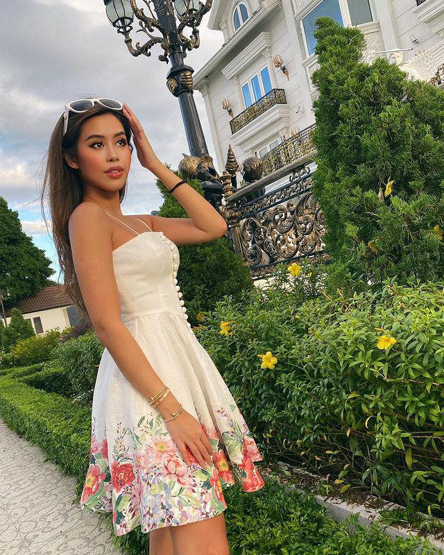 Bên cạnh đó, background biệt thự triệu đô phía sau nàng rich kid càng khiến mọi thứ trở nên xịn xò, ấn tượng hơn.