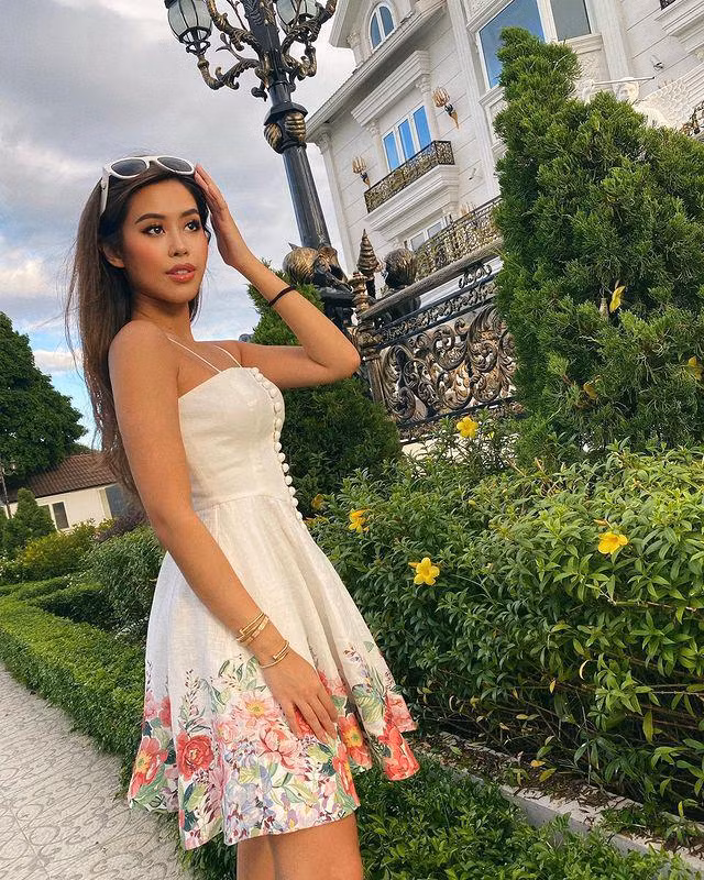 Bên cạnh đó, background biệt thự triệu đô phía sau nàng rich kid càng khiến mọi thứ trở nên xịn xò, ấn tượng hơn.