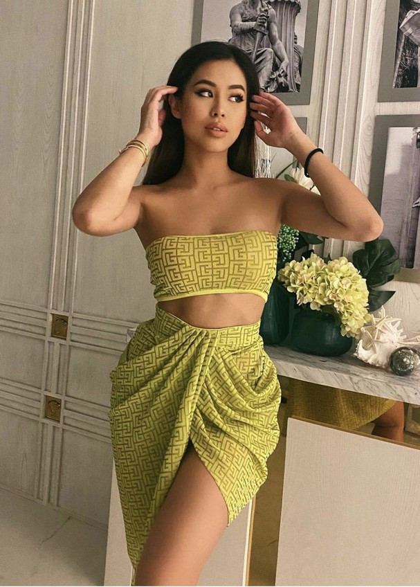 Tiên Nguyễn không ít lần khoe đường cong khó lòng rời mắt với vòng 1 và 3 đầy đặn, vòng 2 phẳng lì.