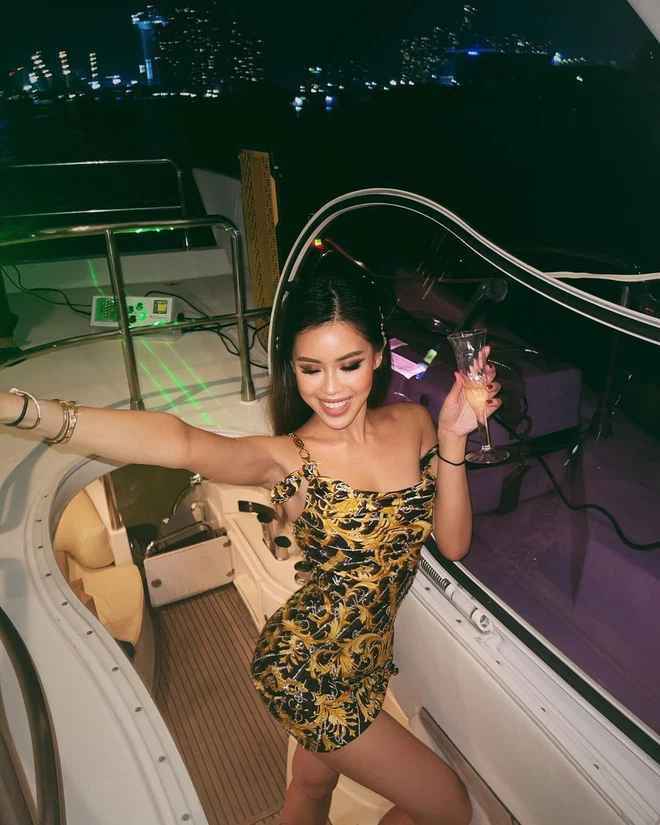 Đính kèm đó là bức ảnh nàng rich kid diện đầm sequin bó khoe khéo vòng 1 cuốn hút và đôi chân dài thẳng tắp chẳng thua kém người mẫu nào.