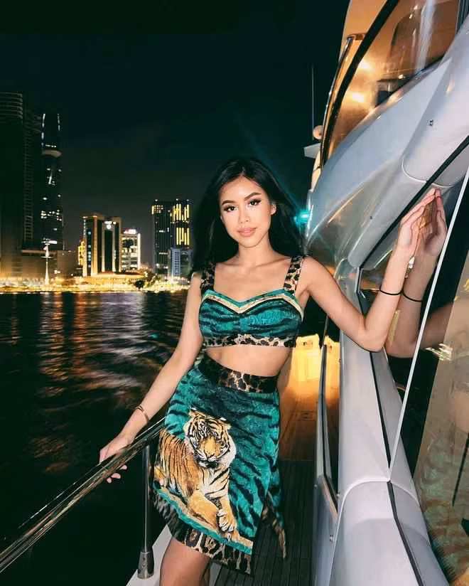 Không chỉ là "đệ nhất con nhà giàu", Tiên Nguyễn còn nổi tiếng là gái đẹp sở hữu nhan sắc sang chảnh và gu ăn mặc cực kì chuẩn.