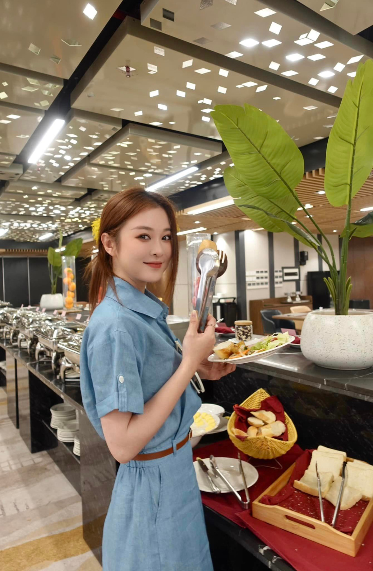 Ở tuổi 33, Ribi Sachi vẫn duy trì sức hút khi sở hữu thân hình nóng bỏng, gương mặt xinh đẹp như thần tượng Hàn Quốc.