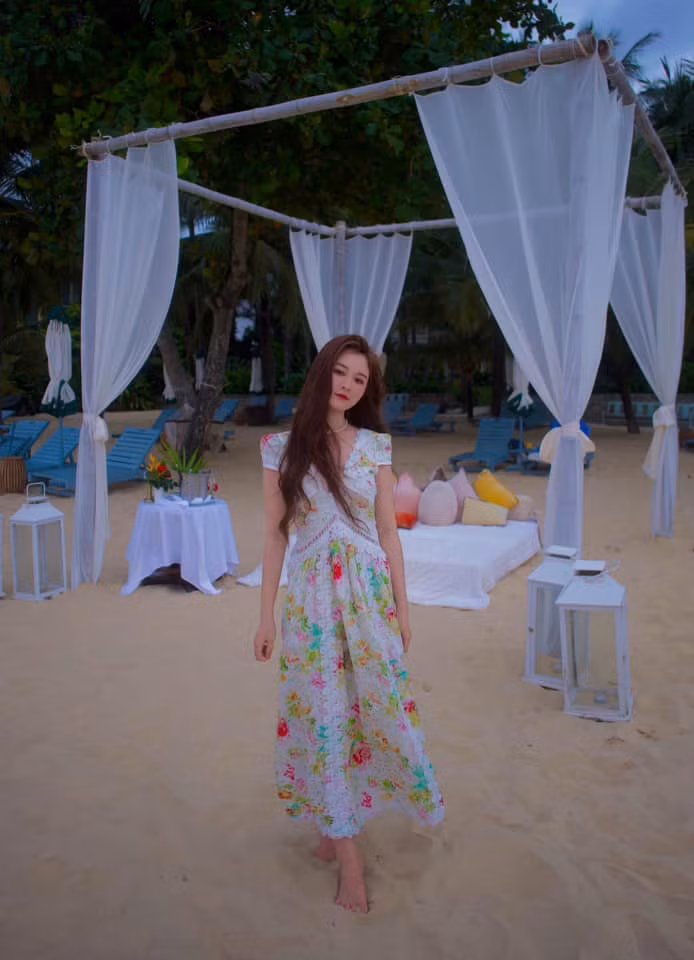 Lâu nay, Ribi Sachi khá kín tiếng về chuyện đời tư, nói không với scandal. Người đẹp Gia Lai cũng duy trì sự kín đáo trong cả phong cách ăn mặc.