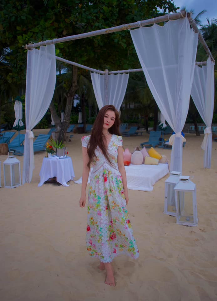 Lâu nay, Ribi Sachi khá kín tiếng về chuyện đời tư, nói không với scandal. Người đẹp Gia Lai cũng duy trì sự kín đáo trong cả phong cách ăn mặc.