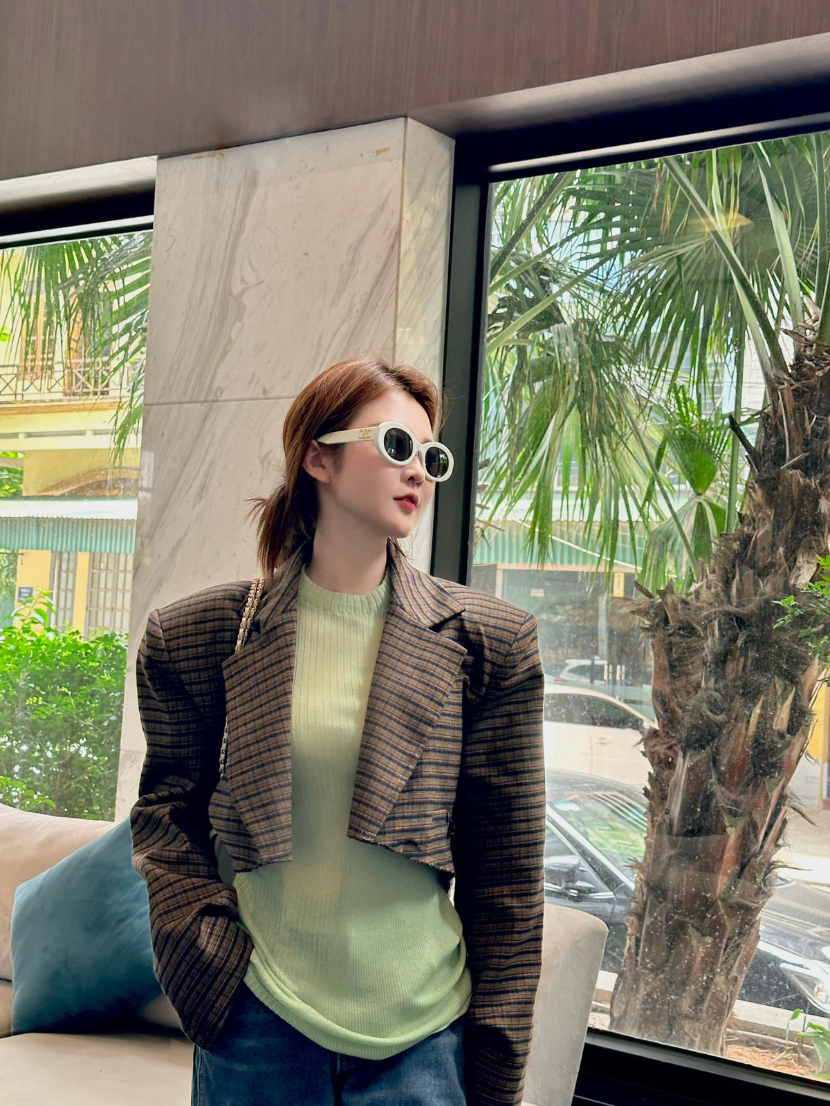 Suốt nhiều năm, người đẹp 33 tuổi chỉ gắn bó với kiểu tóc xoăn nhẹ màu hạt dẻ. Cô cũng không ngại thử sức với những bộ đồ tông màu sặc sỡ nhờ sở hữu làn da trắng (Ảnh: IGNV).