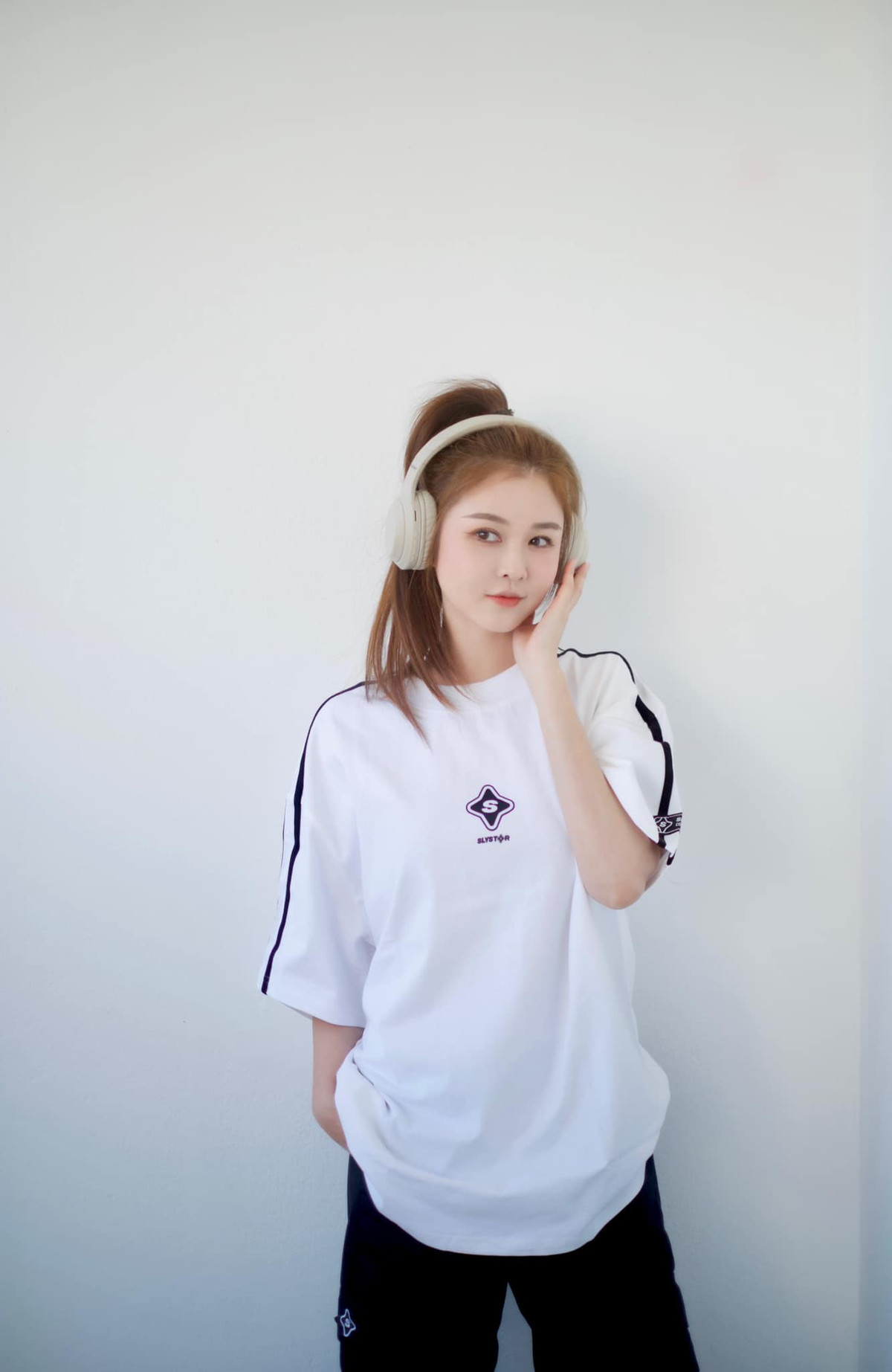 Ribi không ngại biến hóa trong gu thời trang của mình.