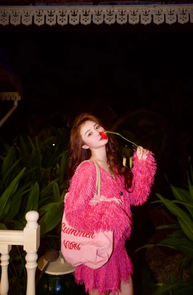 Hoạt động trong lĩnh vực nghệ thuật đã lâu nhưng Ribi chưa để lại ấn tượng mạnh. Điểm thu hút của cô là ngoại hình cao ráo, đôi mắt to tròn, gương mặt bầu bĩnh cùng làn da trắng không tỳ vết.