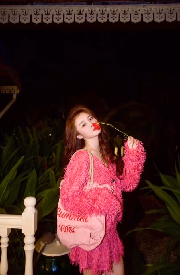 Hoạt động trong lĩnh vực nghệ thuật đã lâu nhưng Ribi chưa để lại ấn tượng mạnh. Điểm thu hút của cô là ngoại hình cao ráo, đôi mắt to tròn, gương mặt bầu bĩnh cùng làn da trắng không tỳ vết.