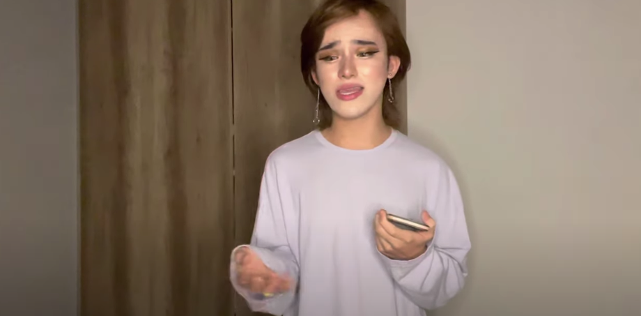 Nhắc đến anh chàng Trần Đức Bo, nhiều bạn trẻ sẽ liên tưởng ngay đến cậu bạn với gương mặt trang điểm đậm và những động tác "kỳ dị" trong các clip, bộ ảnh lan truyền trên mạng.