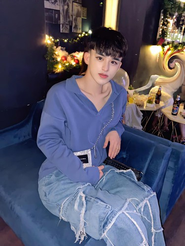 Bức ảnh mới nhất được anh chàng chụp lại có phần "nhức mắt", hở bạo hơn trước khi Đức Bo mặc chiếc áo sơ mi trắng nửa kín, nửa hở, để lộ một phần ngực và đôi chân dài. Vẫn cách ngồi ngả ngớn, uốn éo, có vẻ sau như bị mất tài khoản, anh chàng vẫn tiếp tục con đường câu view đầy thị phi này.