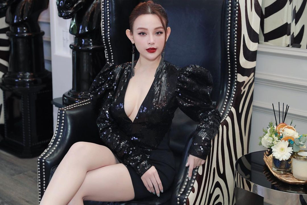 Một trong những điểm thu hút khác của Huyền Baby là nhờ phong cách thời trang nổi bật.