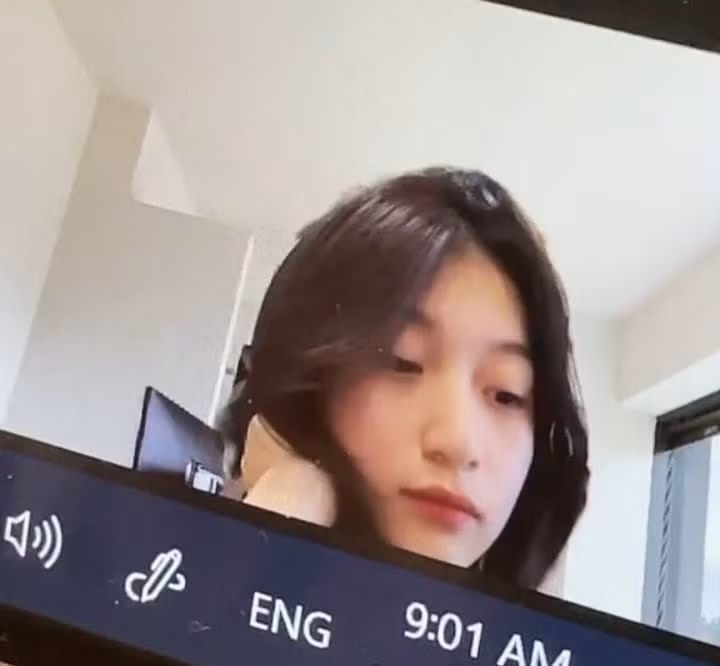 Xuất hiện trong ứng dụng học online là hình ảnh một cô nàng với mái tóc dài buông thõng cùng gương mặt xinh xắn, ưa nhìn. Bởi vậy, dù bị chụp lén nhưng "độ xinh" vẫn không bị thuyên giảm.