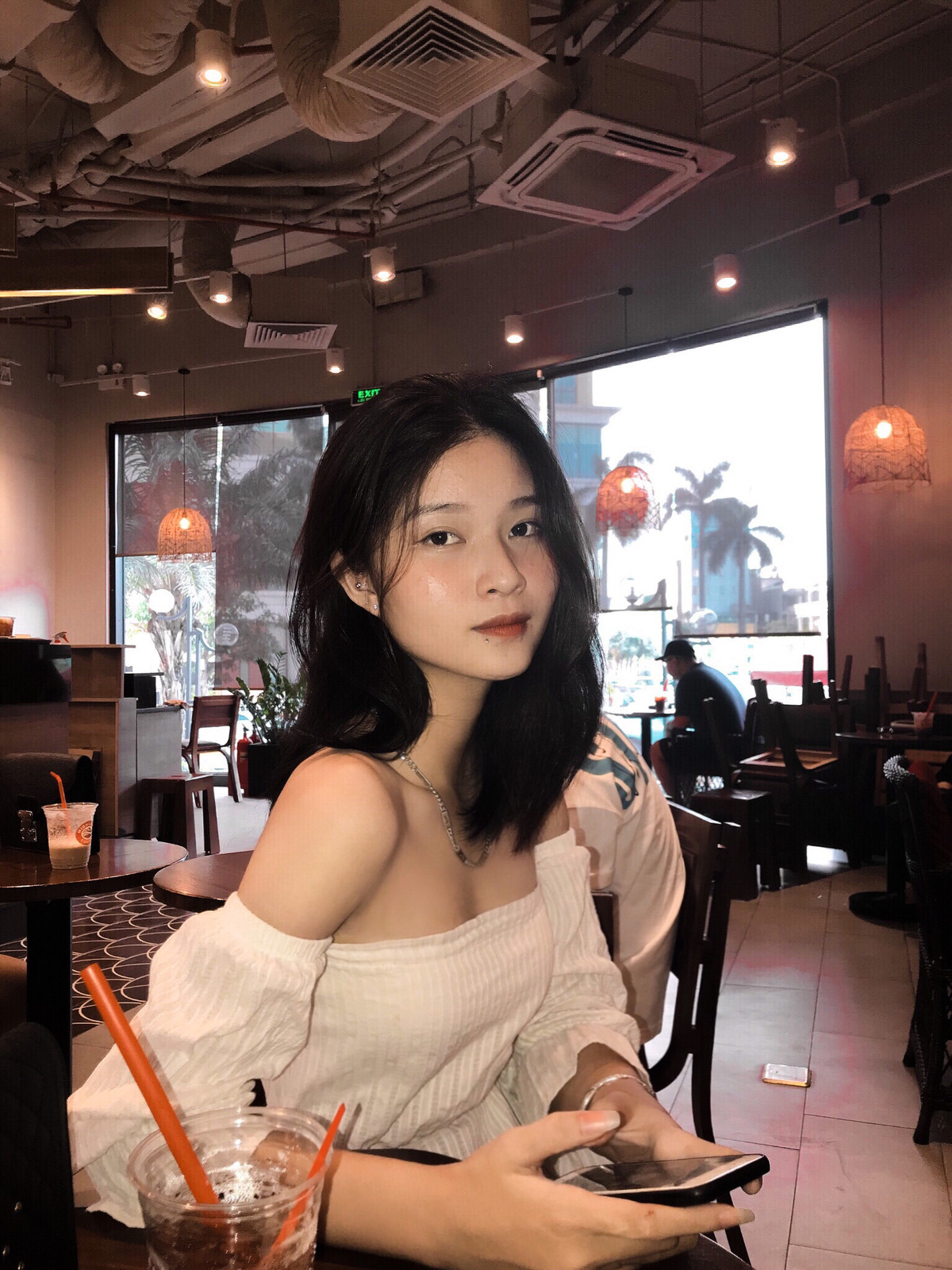 Trước đó, mạng xã hội cũng từng "loạn nhịp" bởi khoảnh khắc chụp lén một cô nàng xinh đẹp đang chăm chú học online.