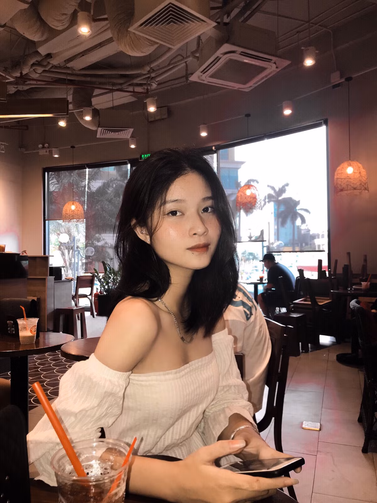 Trước đó, mạng xã hội cũng từng "loạn nhịp" bởi khoảnh khắc chụp lén một cô nàng xinh đẹp đang chăm chú học online.