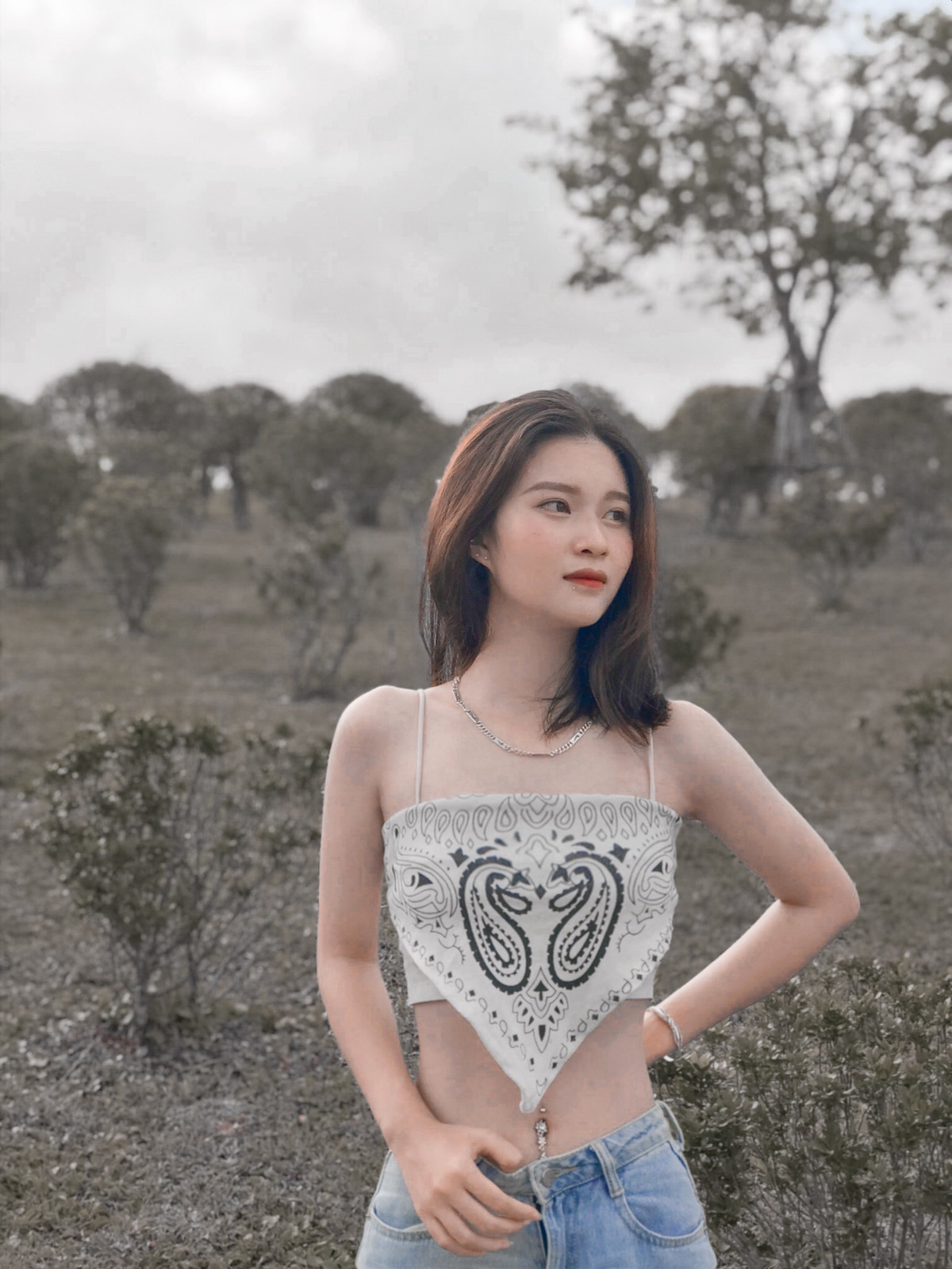 Dù không trang điểm cầu kỳ, cũng chẳng cần tạo dáng điệu đà, cô gái vẫn khiến bao người phải "mê" chỉ bởi khoảnh khắc tay chống cằm, tập trung chú ý nghe giảng.