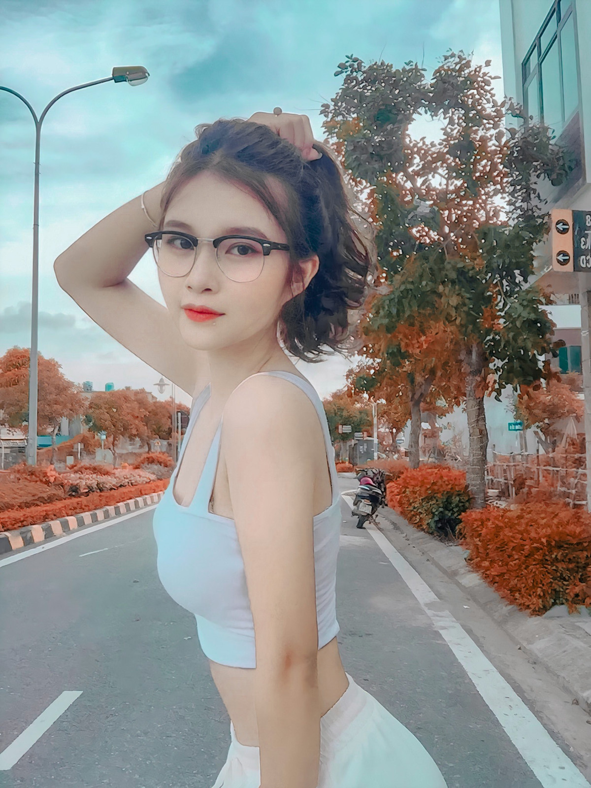Cùng ngắm thêm những hình ảnh của "hot girl học online" đang được netizen truy tìm danh tính.