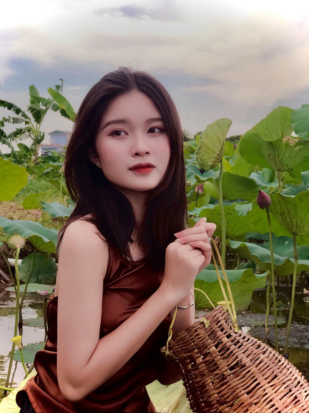 Cũng trên trang cá nhân, Thanh Thúy thường xuyên khoe "mặt xinh, dáng chuẩn" ngoài đời thường.