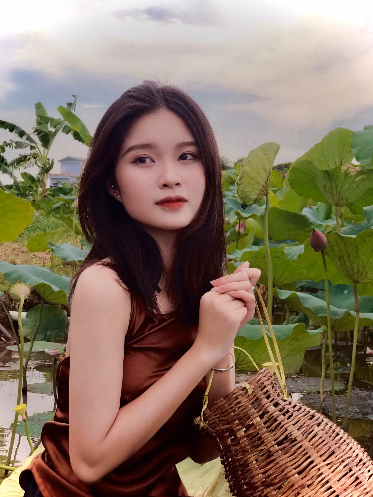 Cũng trên trang cá nhân, Thanh Thúy thường xuyên khoe "mặt xinh, dáng chuẩn" ngoài đời thường.