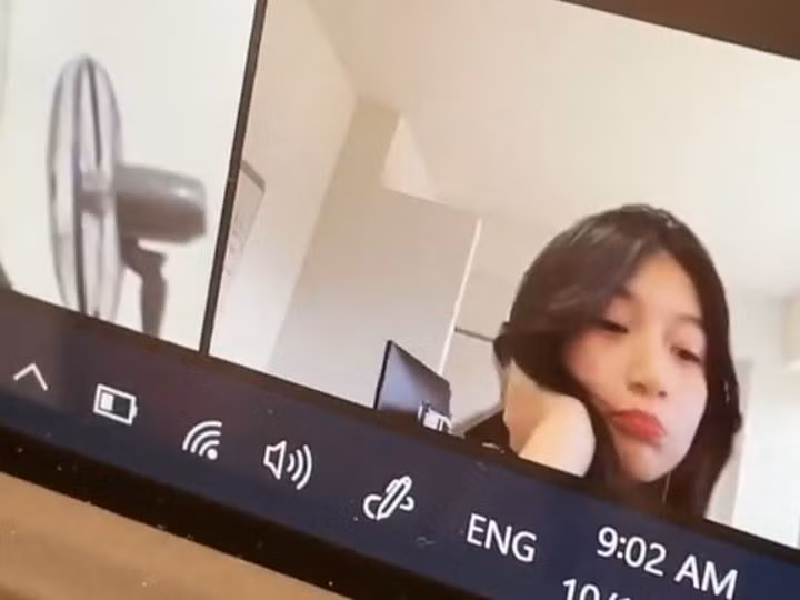 Mới đây tiếp tục xuất hiện một nàng "hot girl học online" làm dân mạng phải nhanh chóng mở cuộc "truy lùng".