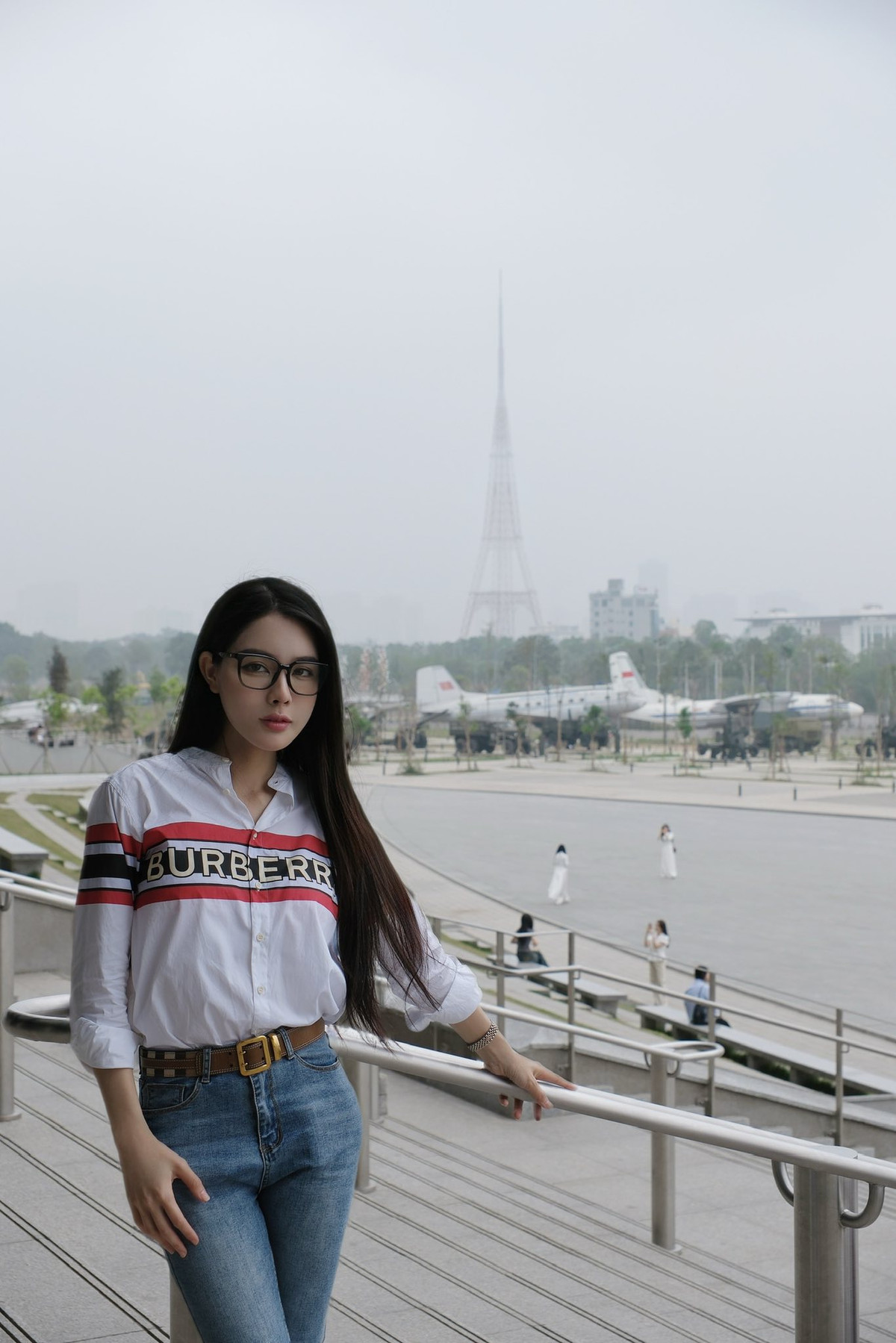 Trái với lo lắng của mẹ, bố của Bích Hạnh lại ủng hộ hai chị em cô theo đuổi học hành, "học được thì cứ học".