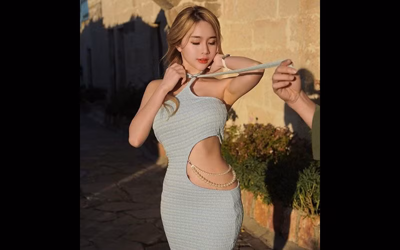 Valent Woo có hình thể đẫy đà và săn chắc, chính vì vậy khi đi diễn cô cũng lựa chọn những mẫu đầm cut out ấn tượng, tuy vậy vẫn giữ sự kín đáo và chừng mực.