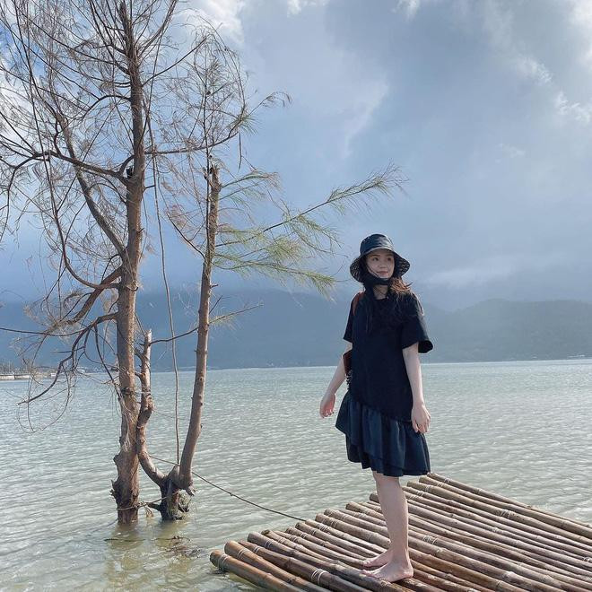 Mới đây trên Instagram cá nhân, bà xã Duy Mạnh đăng story vừa trông con vừa chơi đàn với caption: "Ở nhà mùa dịch".