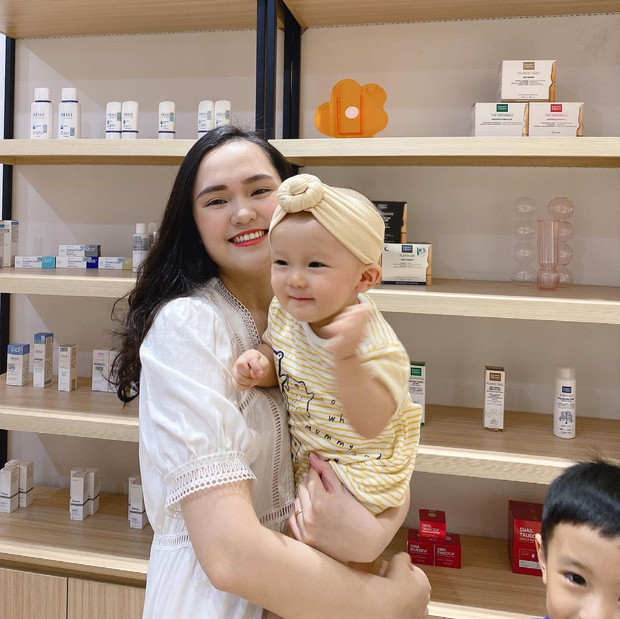 Ở nhà giãn cách khiến cho nhiều sự thật về hội con gái được hé lộ hơn hẳn. "Công chúa béo" Quỳnh Anh - vợ Duy Mạnh là ví dụ mới nhất cho việc hội chị em xuề xòa ra sao.