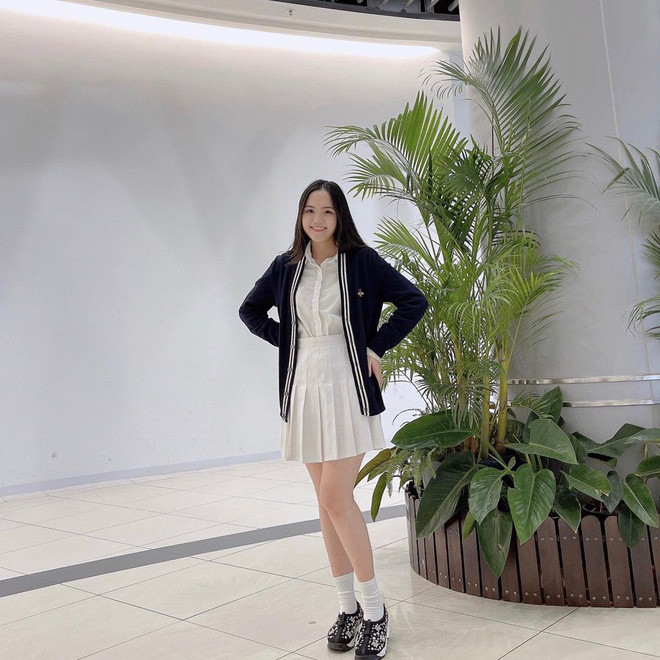 Thậm chí có lần Duy Mạnh còn phải để lại bình luận phía dưới một bức ảnh style nữ sinh của vợ rằng: "Trông như gái chưa chồng ý nhỉ. Đi một mình chắc khối anh tán đấy".