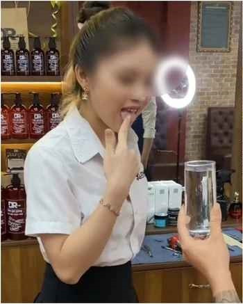 Theo đoạn clip cho thấy, một cô gái trẻ được cho là nhân viên tại một cửa hàng mang ly nước ra cho khách. Khi vị khách cầm ly nước liền đưa ra một đoạn video trong điện thoại.