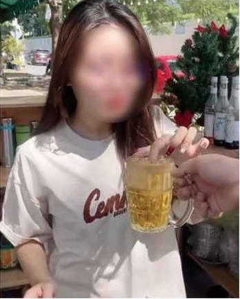 “Nhìn quá phản cảm, dù cho có là bạn bè với nhau diễn để quay clip thì những nội dung như thế này không nên được khuyến khích”, “Dùng tiền mua vui, nhìn quá phản cảm.