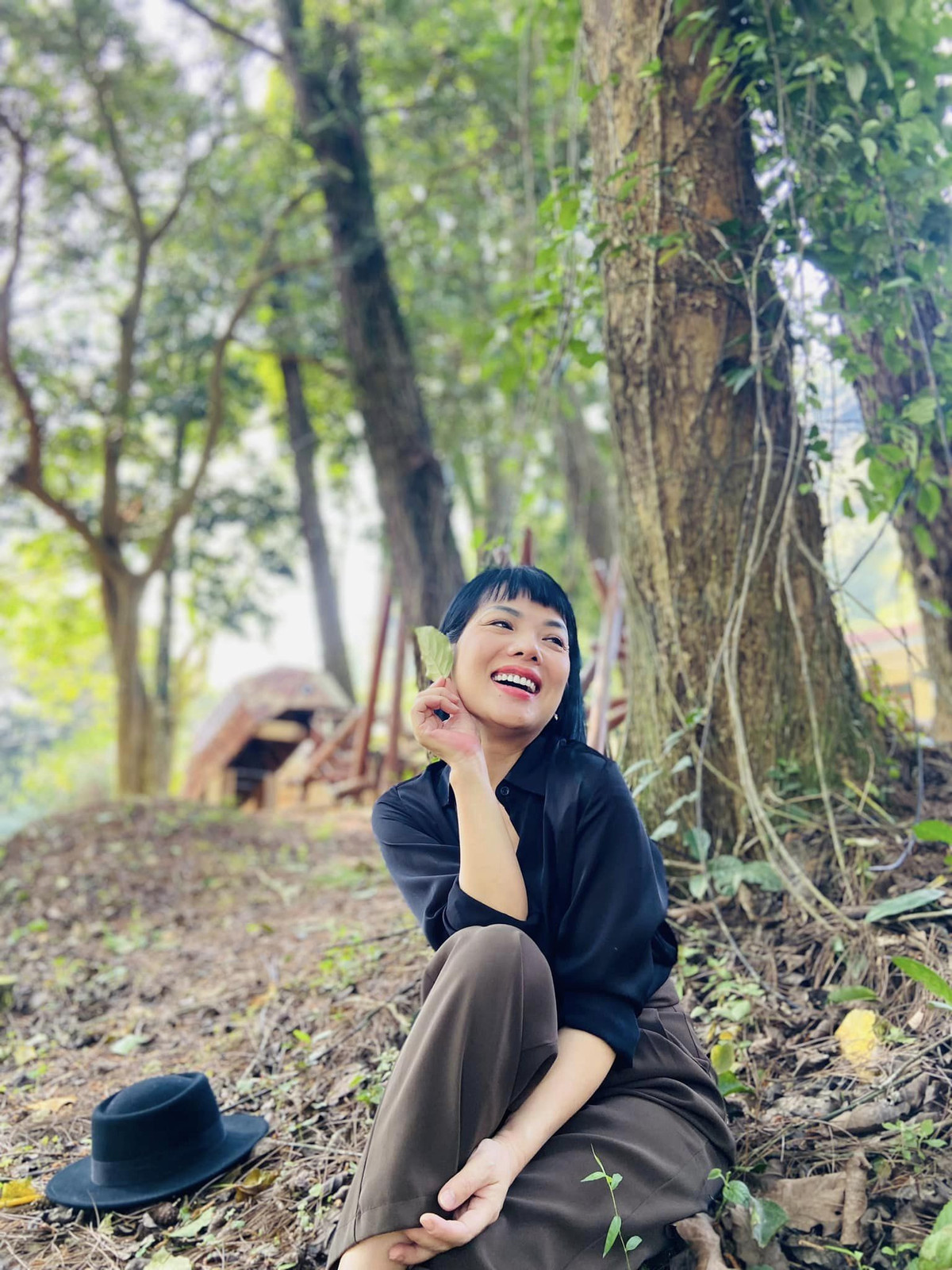 Gần đây nhất, nữ MC còn đi hát. Chị cùng vài người bạn tổ chức dự án Vé đi tuổi thơ với mong muốn làm sống lại những ca khúc thiếu nhi. Ngoài hát ở phòng trà, nhóm nhạc còn đến bệnh viện, các địa điểm hoạt động từ thiện…