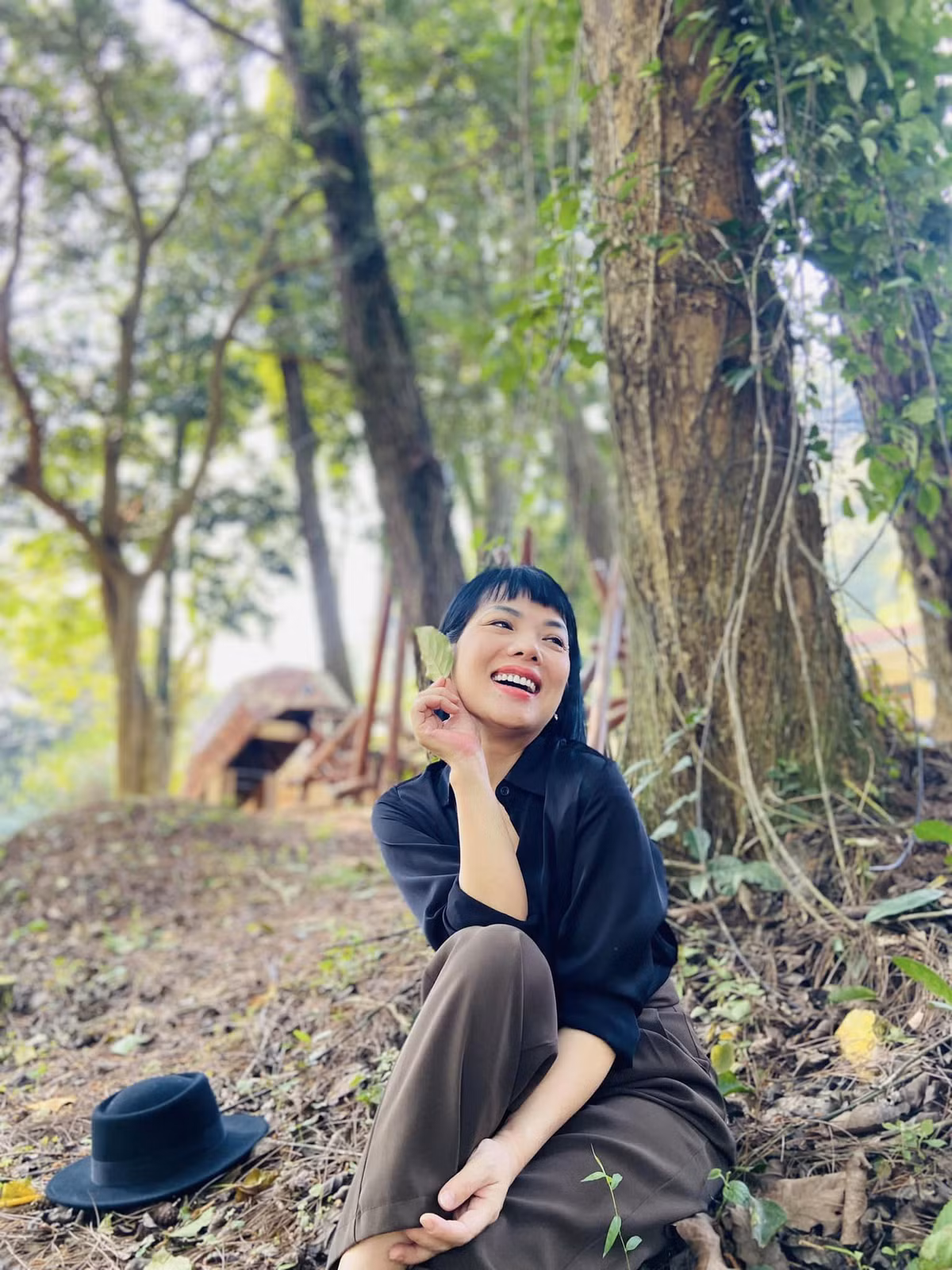 Gần đây nhất, nữ MC còn đi hát. Chị cùng vài người bạn tổ chức dự án Vé đi tuổi thơ với mong muốn làm sống lại những ca khúc thiếu nhi. Ngoài hát ở phòng trà, nhóm nhạc còn đến bệnh viện, các địa điểm hoạt động từ thiện…