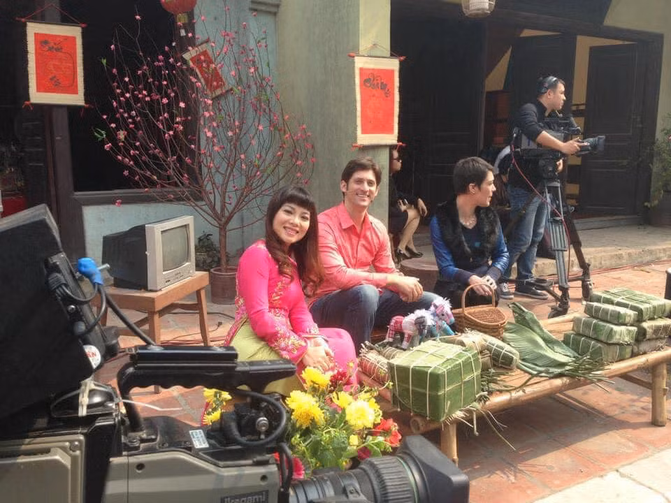 MC Bạch Dương đăng ký thi vào Đài Truyền hình Việt Nam năm 1997. Bạch Dương trúng tuyển cùng lứa với MC Tùng Chi, Hoa Thanh Tùng, Thanh Hoa, Thu Hằng…