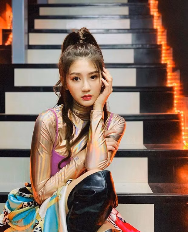 Thậm chí, Joyce Chu còn cho biết trong chuyến sang Việt Nam năm 2016, vì không biết tiếng Việt nhưng mặc áo dài lấy cảnh MV trước khu dân cư, cô nàng bị người dân than phiền. Tuy nhiên bên cạnh đó, nữ ca sỹ cũng gặp được nhiều người dân rất thân thiện, dành cho cô lời khen mặc áo dài xinh đẹp, duyên dáng.