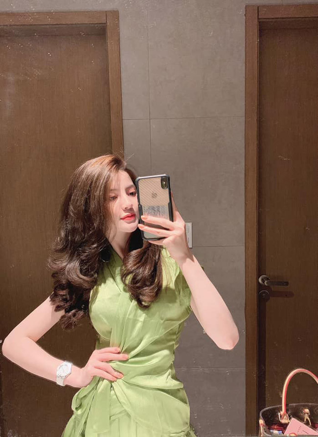 Trên trang cá nhân, bạn gái Quang Hải thoải mái đăng tải những tấm hình sexy, khoe trọn body gợi cảm.