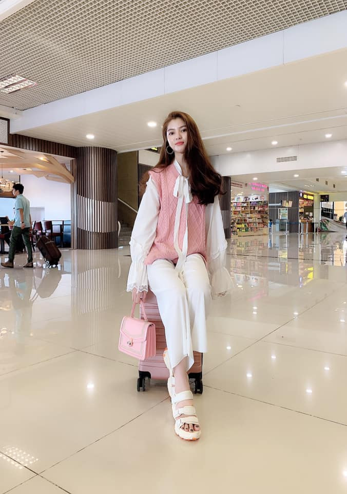 Ngoài ra, người đẹp sinh năm 1994 cũng thích những mốt quen thuộc như quần jeans, áo tanktop ôm cơ thể.