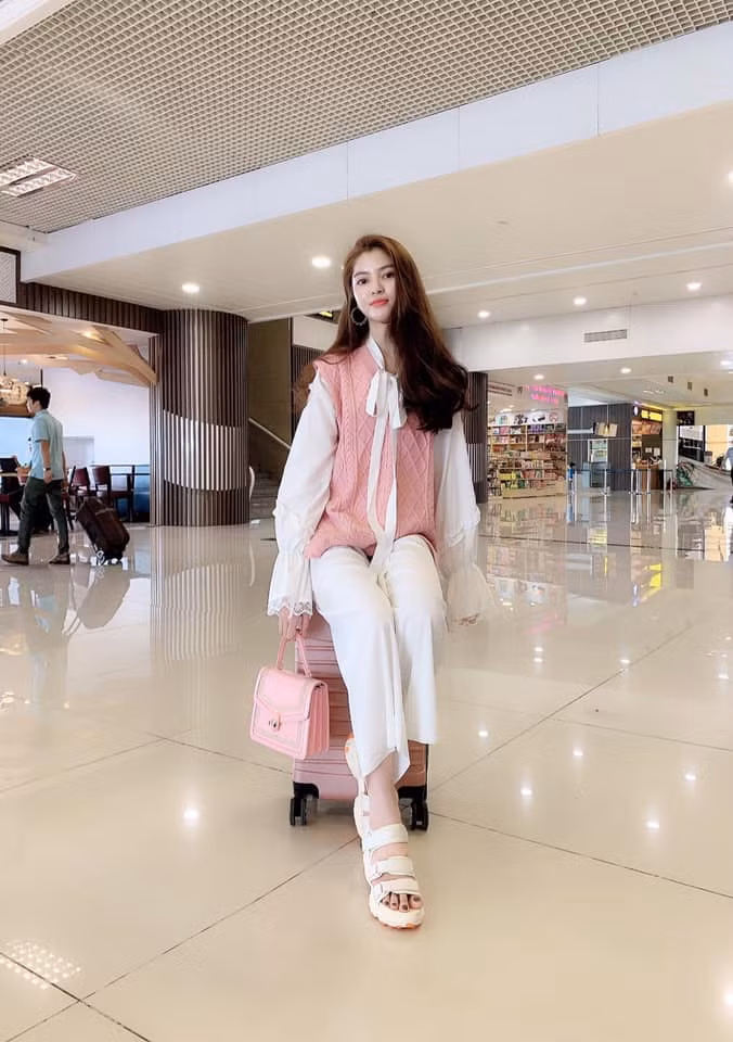 Ngoài ra, người đẹp sinh năm 1994 cũng thích những mốt quen thuộc như quần jeans, áo tanktop ôm cơ thể.