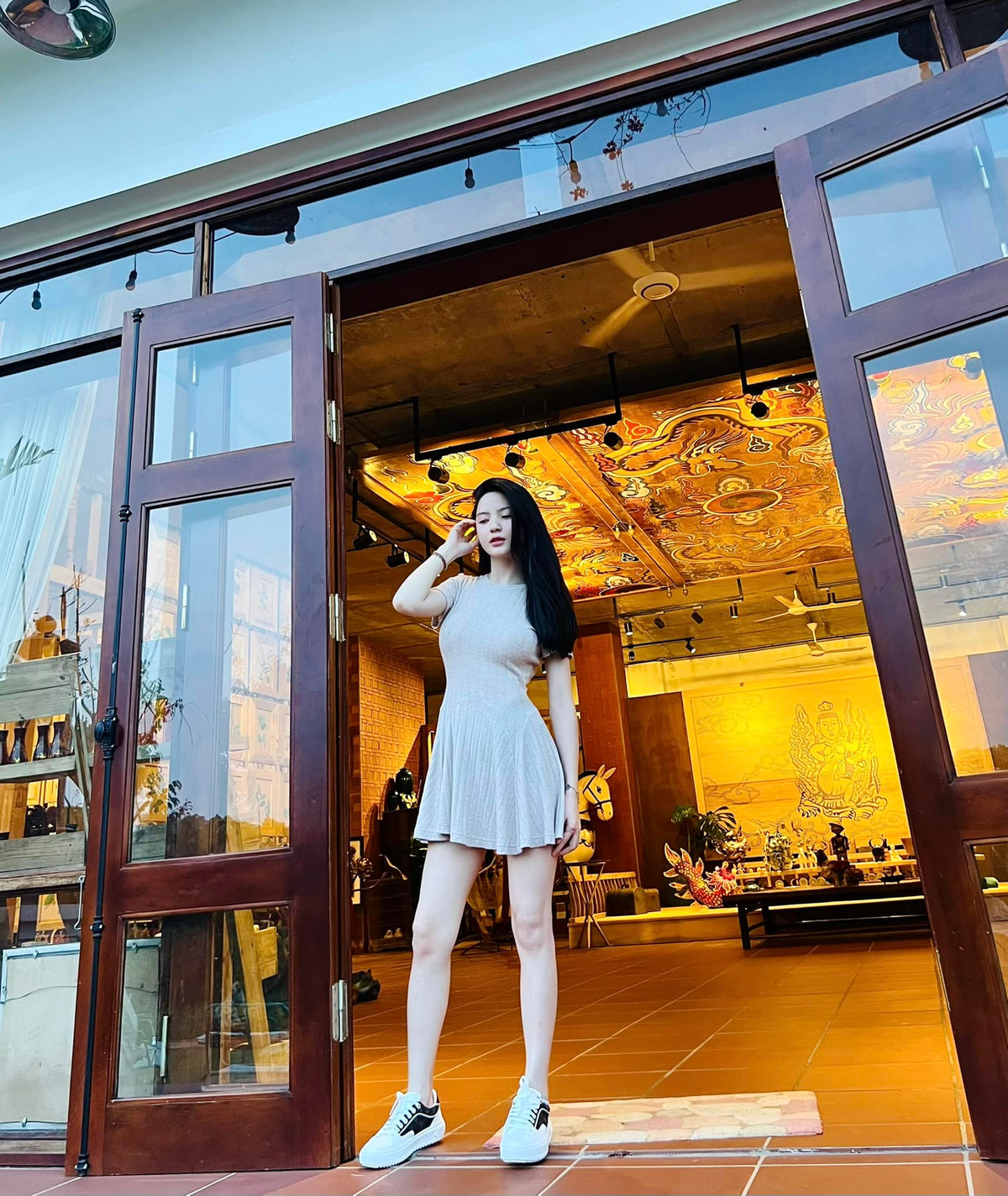 Cụ thể, trên trang cá nhân, bạn gái Quang Hải có viết: "Nếu anh không thích bóng tối thì hãy yêu em. Vì em là bóng hồng". Đi kèm với dòng caption "thả thính" là hình ảnh cô nàng thả dáng khoe đôi chân dài thẳng tắp.