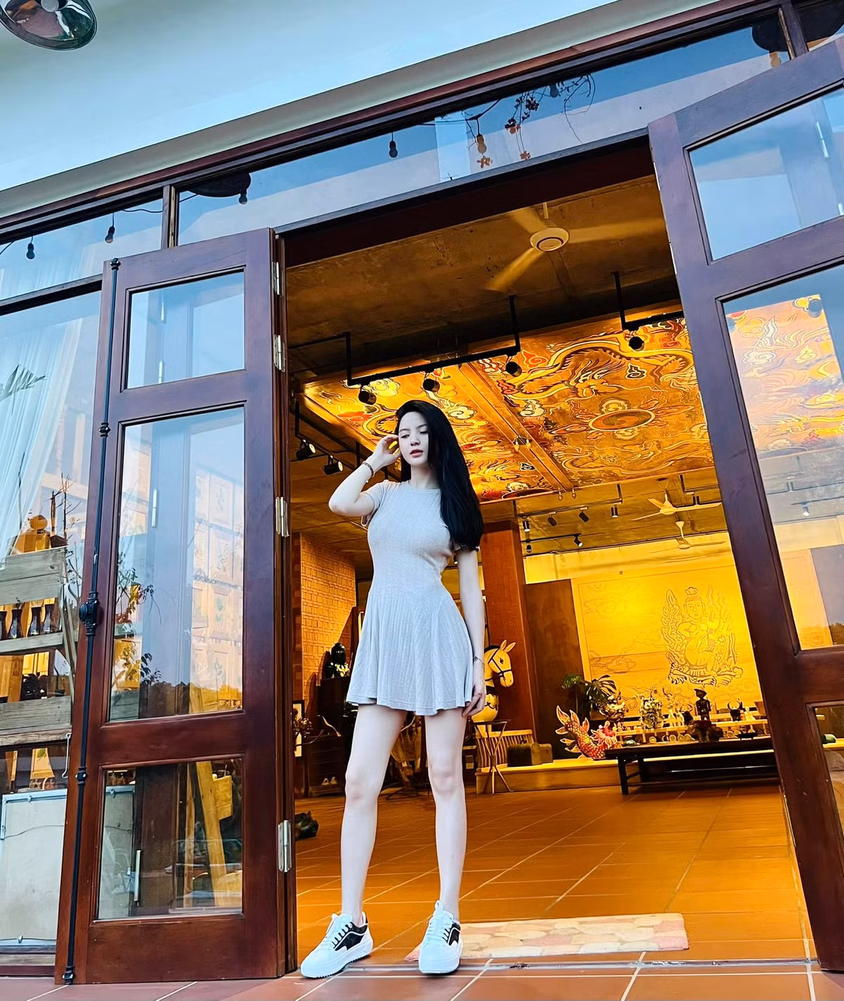 Cụ thể, trên trang cá nhân, bạn gái Quang Hải có viết: "Nếu anh không thích bóng tối thì hãy yêu em. Vì em là bóng hồng". Đi kèm với dòng caption "thả thính" là hình ảnh cô nàng thả dáng khoe đôi chân dài thẳng tắp.