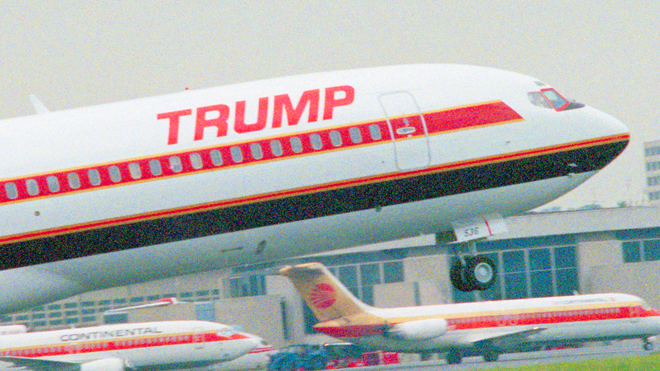 Từ năm 1989 tới 1992, ông Trump vận hành hãng hàng không Trump Shuttle với đường bay giữa các thành phố New York, Washington và Boston. Liên doanh 365 triệu USD tiếp quản dịch vụ của hãng hàng không Eastern Air Lines của ông Trump kết nối các thành phố ở bờ đông nước Mỹ. Ông tái định vị hãng hàng không này theo phong cách xa xỉ khi dán tên lên thân máy bay, làm lại toàn bộ nội thất với gỗ phong, đá cẩm thạch giả, ghế da và thảm sang trọng. Tuy nhiên, không lâu sau đó, tình hình kinh doanh bết bát đã đẩy hãng hàng không xa xỉ đi đến chỗ phá sản với khoản nợ 1,1 triệu USD. Cuối cùng, ông Trump đã phải bán công ty trong một thương vụ sáp nhập với Shuttle Inc. Ảnh: BI.